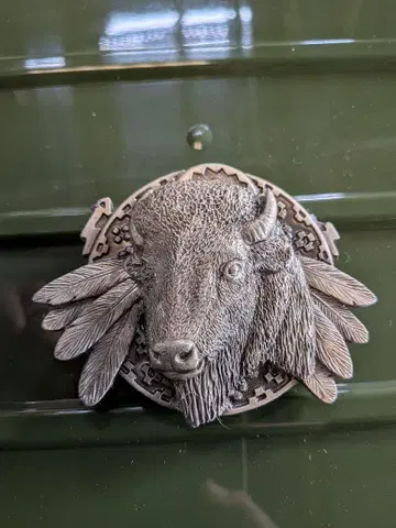 들소의 머리와 깃털 금속제 장식품 버클 (주물)