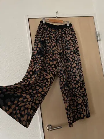 도트 무늬 와이드 팬츠 블랙과 베이지