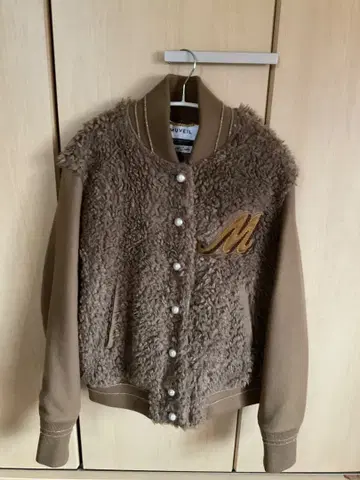 MUVEIL 퍼 소재 바시티 자켓 브라운