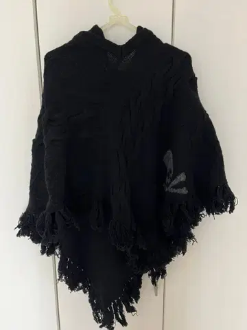 블랙 판초 프린지 장식 스컬 자수