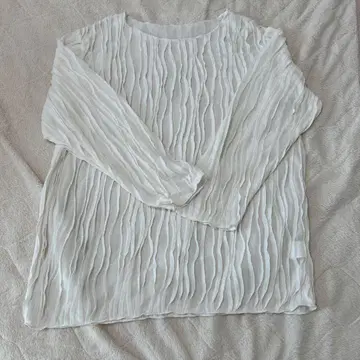 주름 가공 화이트 긴팔 상의