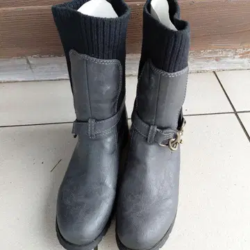 그레이 니트 부츠 버클 포함