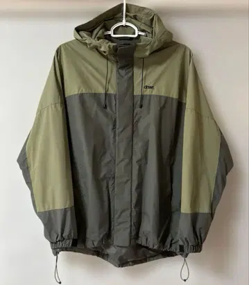 미사용에 가까운 ZARA 마운틴 파카 나일론 자켓 카키색