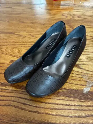 BENEBIS 브라운 크로커다일풍 펌프스