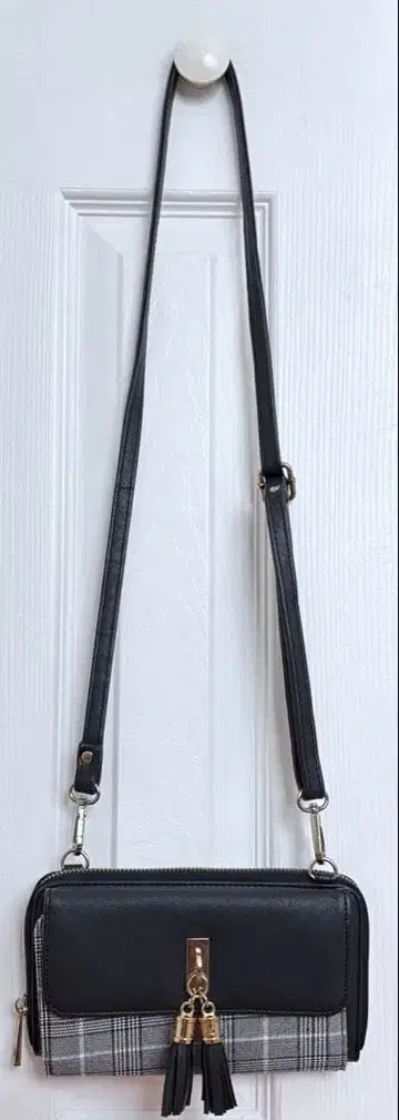 태슬 장식 블랙 체크 숄더백