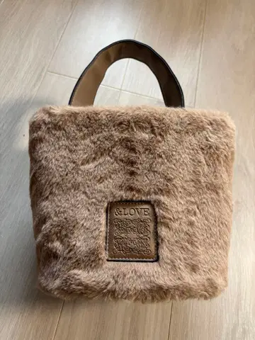 &LOVE 퍼 숄더백 베이지