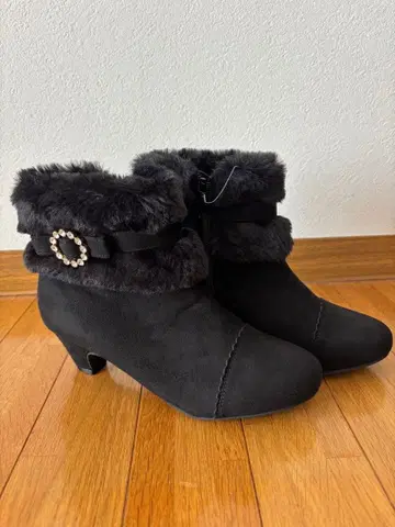 퍼 장식 리본 비쥬 숏부츠 블랙