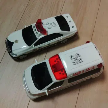 경찰 차량과 구급차 미니카 세트