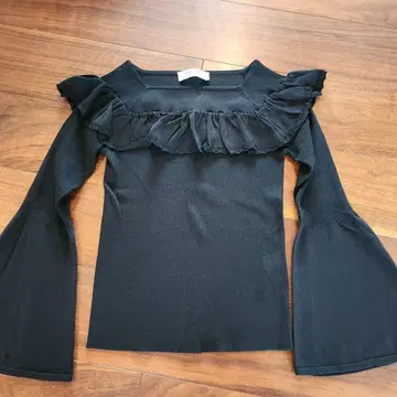 LO U LO U 프릴 블랙 긴팔 상의