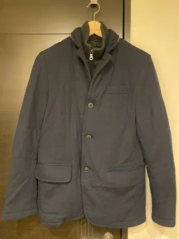 네이비 버튼 자켓과 니트 이너 ESTNATION