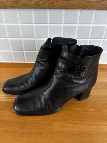 블랙 가죽 숏부츠 중간 힐