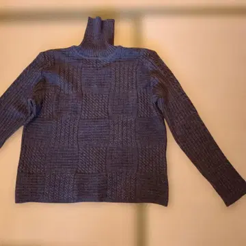 다크 그레이 하이넥 케이블 니트 스웨터