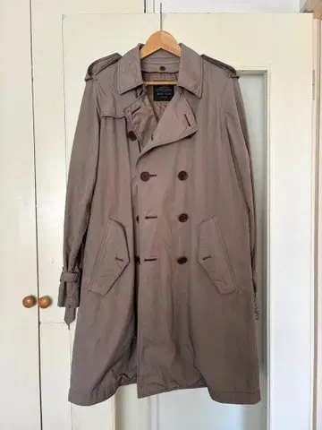 베이지 트렌치코트 더블 브레스트