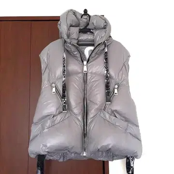 미사용 새상품 KHIRISJOY 그레이 후드 부착 다운 베스트 사이즈 0