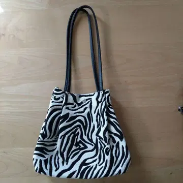 제브라 패턴 숄더백