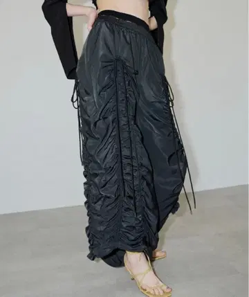 J1U by LA BELLE ETUDE 드로스트 개더 와이드 팬츠