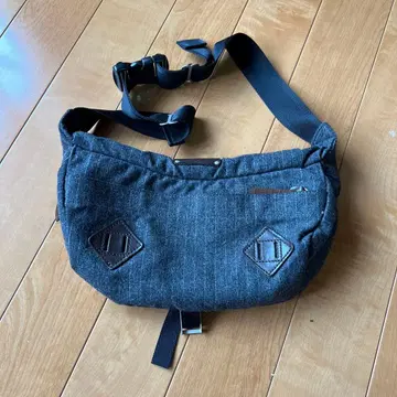 BEAUTY & YOUTH 바디백 다크 그레이