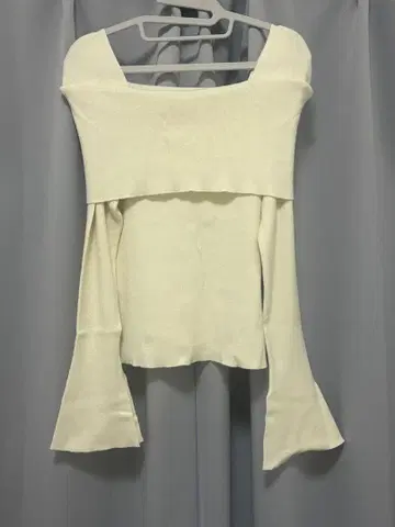 카프리슈레마쥬 오프숄더풍 스퀘어 니트