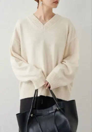 백 슬릿 V 니트