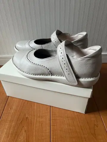 미스키쿄코 화이트 가죽 스트랩 슈즈