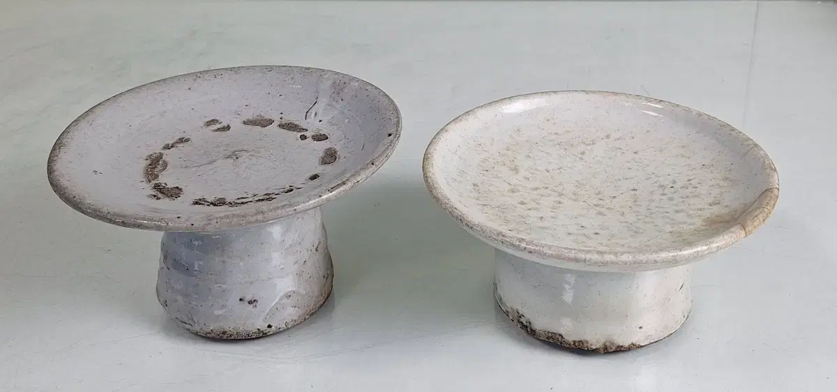 Modern history collection materials, old folk items, celadon, white porcelain, pottery, ritual vessels, 2 pieces