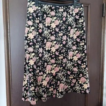 앨리스 발리 플레어 스커트 블랙 베이스 꽃무늬 무릎 기장