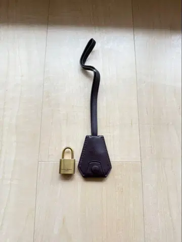 [ Dunhill ] 가죽 백 잠금장치 열쇠 포함 다크 버건디