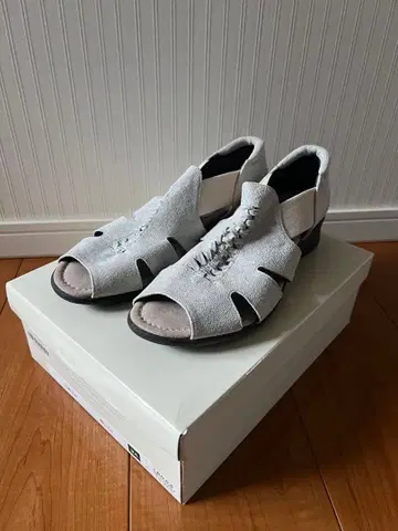 미스쿄코 그레이 스웨이드 샌들 낮은 힐