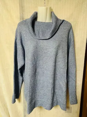 [새상품] 스팽글 장식 하이넥 니트