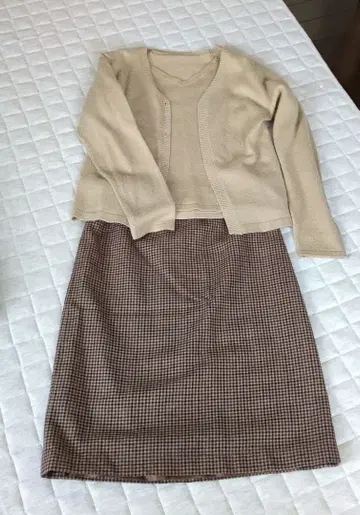 #베이지 가디건과 체크 무늬 스커트 셋업