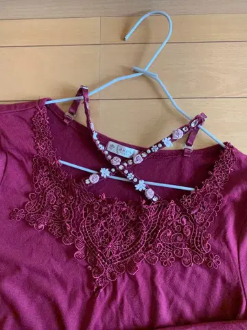 axes femme 크로스 상의 와인 레드