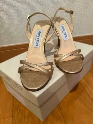 지미추 골드 스트랩 샌들