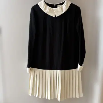 Chesty 블랙 화이트 플리츠 원피스