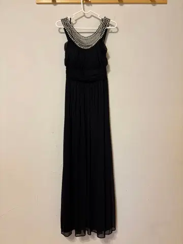 비즈 장식이 있는 블랙 롱 드레스