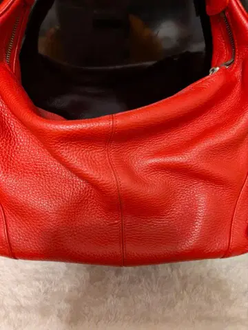 브랜드 오더 백. 가죽은 최고급 소재. 약간 무겁다.