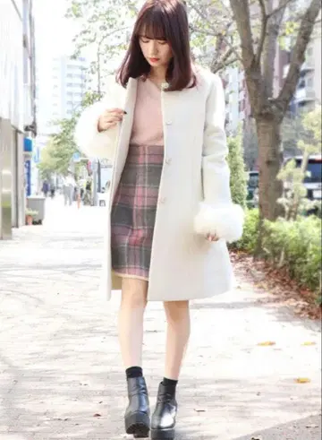 [택 포함 새상품] dazzlin 퍼 포함 A라인 체스터 코트 화이트