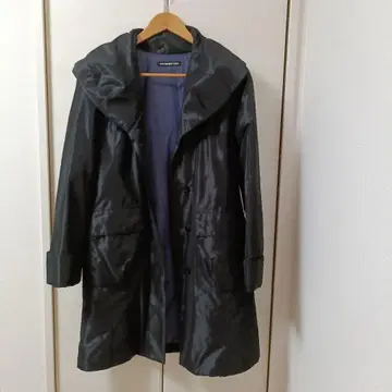 비비안 탐 블랙 후드 부착 롱 코트