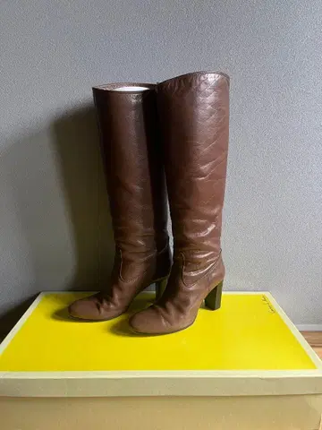 브라운 가죽 롱 부츠 중간 굽