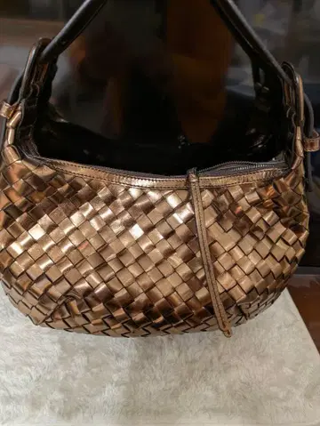 메탈릭 브론즈 뜨개질 가죽 숄더백