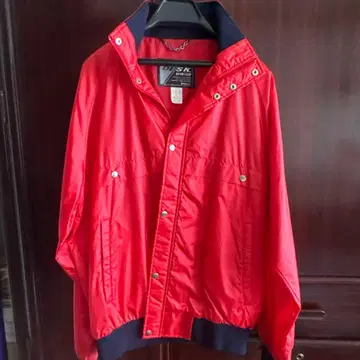 빨간색 나일론 후드 부착 자켓