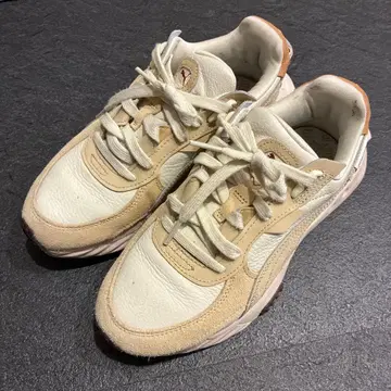 Puma 스니커즈 크림색