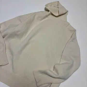 크림색 터틀넥 니트