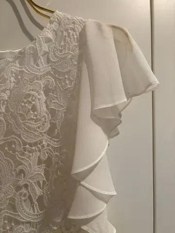 화이트 레이스 프릴 상의