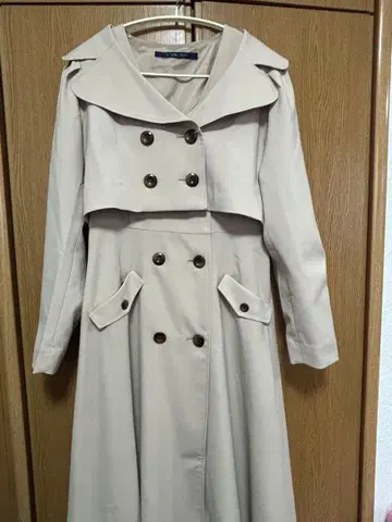 베이지 더블 브레스트 트렌치코트