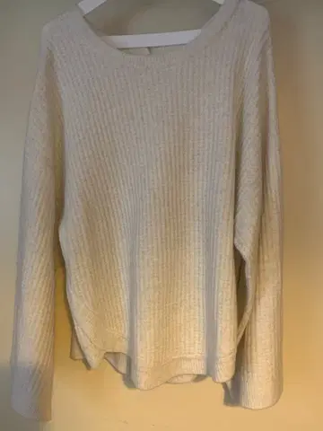 개럴개런트 아이보리 버튼 포함 헨리넥 니트