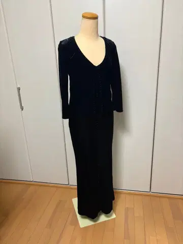 블랙 원피스 맥시 길이 V넥