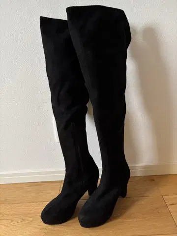 블랙 스웨이드 오버니 부츠