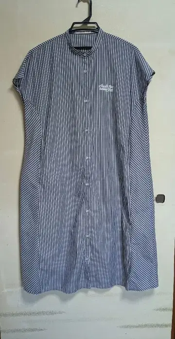 스트라이프 셔츠 원피스 백 로고가 눈길을 끄는 프렌치 슬리브