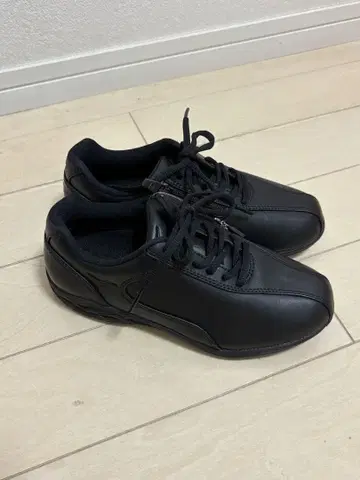 미즈노 블랙 스니커즈