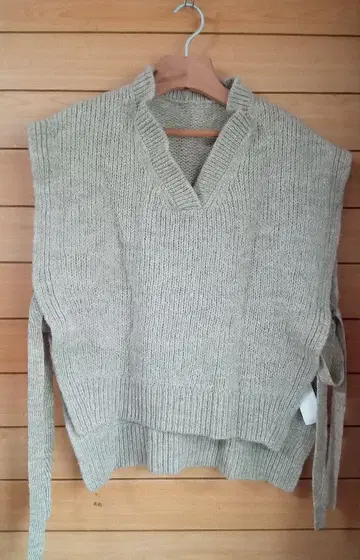 네스트로브 V넥 니트 베스트 사이드 리본